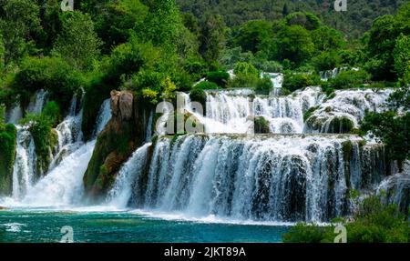 Zentraler Abschnitt des Hauptwasserfallabschnitts im Nationalpark Krka Kroatien Stockfoto