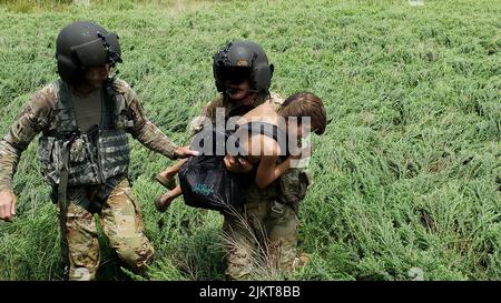 Ein Kentucky National Guard Soliders and Airmen unterstützte die Hochwasserhilfe als Reaktion auf einen erklärten Ausnahmezustand im Osten von Kentucky Ende Juli 2022. (Mit Freundlicher Genehmigung) Stockfoto