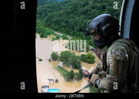 Eine Flugmannschaft der Kentucky National Guard vom 2/147. Bravo Co. Unterstützte die Hochwasserhilfe als Reaktion auf einen erklärten Ausnahmezustand im Osten von Kentucky am 29. Juli 2022. Ihre Mission besteht darin, die Soldier-Bewegung zu unterstützen, den gemeinsamen Hilfstransport zu unterstützen, Notlieferungen zu liefern und überflutete Gebiete auf der Suche nach Überlebenden aus Kentucky zu untersuchen. (USA Army National Guard Foto von Sgt. Jesse Elbouab) Stockfoto