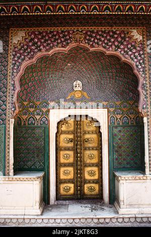 Das Rose Gate am Chandra Mahal, Jaipur City Palace, Rajasthan, Indien Stockfoto