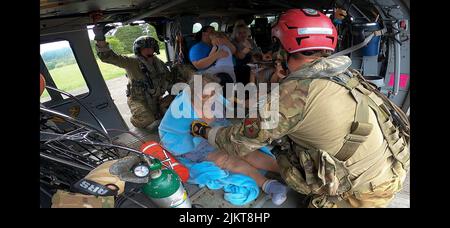 Die Kentucky National Guard Soliders and Airmen unterstützten die Hochwasserhilfe als Reaktion auf einen erklärten Ausnahmezustand im Osten von Kentucky Ende Juli 2022. (Mit Freundlicher Genehmigung) Stockfoto