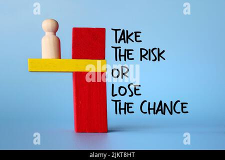 Zitate 'Risiko eingehen oder Chance verlieren' mit Holzpuppe auf blauem Hintergrund Stockfoto