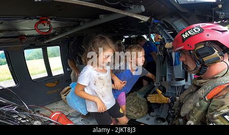 Die Kentucky National Guard Soliders and Airmen unterstützten die Hochwasserhilfe als Reaktion auf einen erklärten Ausnahmezustand im Osten von Kentucky Ende Juli 2022. (Mit Freundlicher Genehmigung) Stockfoto