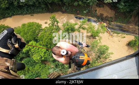 Die Kentucky National Guard Soliders and Airmen unterstützten die Hochwasserhilfe als Reaktion auf einen erklärten Ausnahmezustand im Osten von Kentucky Ende Juli 2022. (Mit Freundlicher Genehmigung) Stockfoto