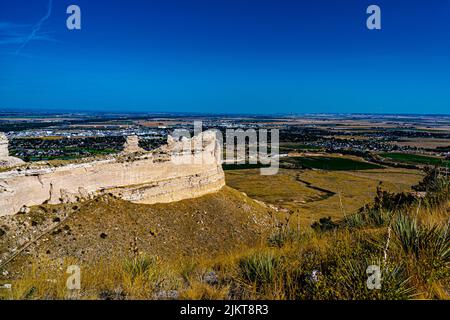 Blick auf das Scotts Bluff National Monument und die Stadt Scottsbluff, Nebraska Stockfoto