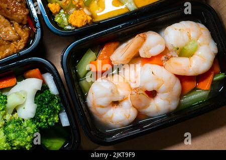 Ein Foto von Garnelen und Gemüsemehl in einem schwarzen Behälter Stockfoto