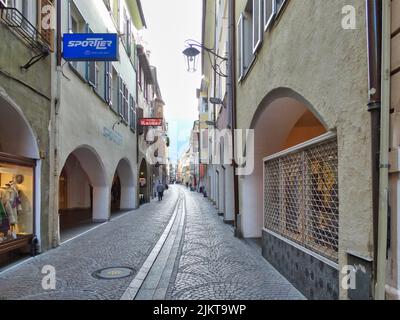 Das Foto wurde während eines Spaziergangs durch Meran aufgenommen und zeigt Eindrücke von dieser anspruchsvollen Stadt in Südtirol Stockfoto