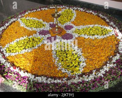 Eine Nahaufnahme von Blumen-Rangoli während des Onam-Festivals in Kerala, Indien Stockfoto