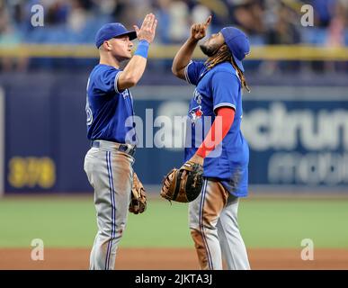 St. Petersburg, Florida. USA; Toronto Blue Jays dritter Baseman Matt Chapman (26) und Toronto Blue Jays erster Baseman Vladimir Guerrero Jr. (27) gratulat Stockfoto