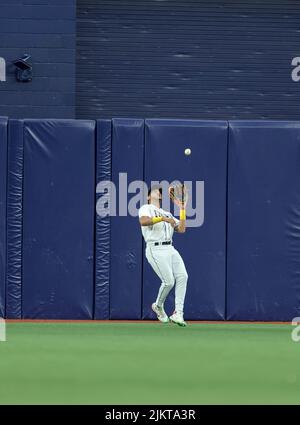St. Petersburg, Florida. USA; bei seinem Debüt in Tampa Bay Rays fängt der Mittelfeldspieler Jose Siri (22) während einer Major League einen Pop-Fly-to-Center für die Spieler ein Stockfoto