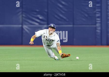St. Petersburg, Florida. USA; bei seinem Debüt in Tampa Bay Rays sprintet der Mittelfeldspieler Jose Siri (22) auf einen flachen Line-Drive vor der Schlägerei von Toronto BL Stockfoto