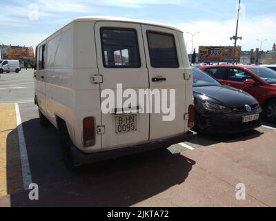 Alter weißer Lieferwagen auf der Straße, klassischer Mercedes Benz MB140 Stockfoto