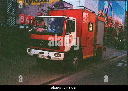 Alte Feuerwehrfahrzeuge auf der Straße geparkt. Mercedes Benz LK 917 Stockfoto