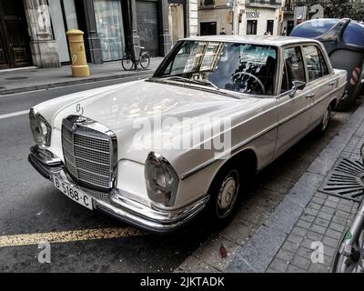 Klassischer Luxuswagen auf der Straße, Mercedes Benz W108 Stockfoto