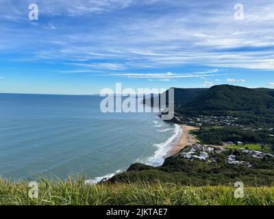 Malerischer Blick auf die Küste des Stanwell Park vom bald Hill Lookout, New South Wales, Australien, auf den blauen Himmel im Hintergrund Stockfoto