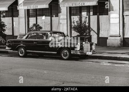 Klassisches Luxusauto auf der Straße geparkt, Foto mit analoger Filmkamera. Mercedes Benz W111 Stockfoto