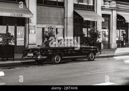 Klassisches Luxusauto auf der Straße geparkt, Foto mit analoger Filmkamera. Mercedes Benz W111 Stockfoto