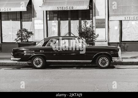 Klassisches Luxusauto auf der Straße geparkt, Foto mit analoger Filmkamera. Mercedes Benz W111 Stockfoto