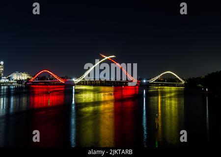 Die Matagarup Bridge mit bunten Lichtern bei Nacht. East Perth Western Australia. Stockfoto