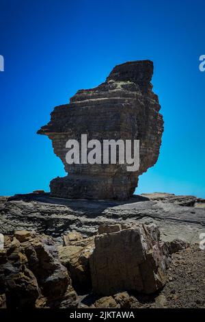 Mann aus Bourail am Strand mit durchbrochenen Felsen (Plage de la roche percee) Stockfoto