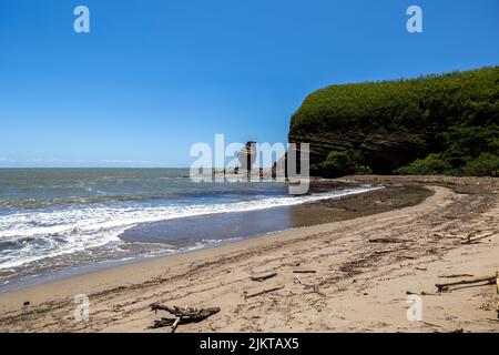 Der durchbohrte Felsstrand endete mit dem Mann aus Bourail am durchbohrten Felsstrand (Plage de la roche percee) Stockfoto