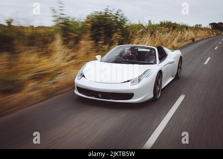 Ferrari 458 Spider fährt durch die Landschaft Stockfoto