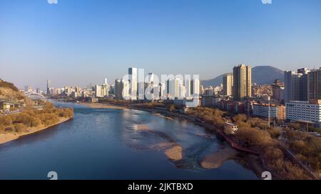 Luftaufnahme mit Blick auf den Arkansas River an einem klaren Tag Stockfoto