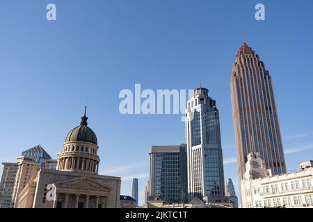 Blick auf die Konzerthalle der Stadt Tianjin und die Charlotte-Gebäude und den klaren Himmel Stockfoto