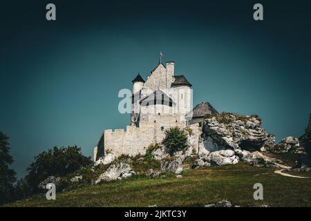 Das Schloss Bobolice am Abend im Dorf Bobolice, Polen. Stockfoto