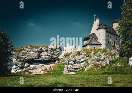 Das Schloss Bobolice am Abend im Dorf Bobolice, Polen. Stockfoto