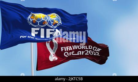 Doha, Katar, Januar 2022: Flaggen mit FIFA und Qatar 2022 WM-Logo winken im Wind. Die Veranstaltung ist in Katar vom 21. November bis 18 De geplant Stockfoto