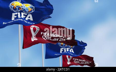 Doha, Katar, Januar 2022: Flaggen mit FIFA und Qatar 2022 WM-Logo winken im Wind. Die Veranstaltung ist in Katar vom 21. November bis 18 De geplant Stockfoto