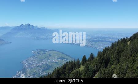Eine Aufnahme aus einem hohen Winkel mit einem malerischen Blick von den Berggipfeln auf Annecy, Frankreich Stockfoto