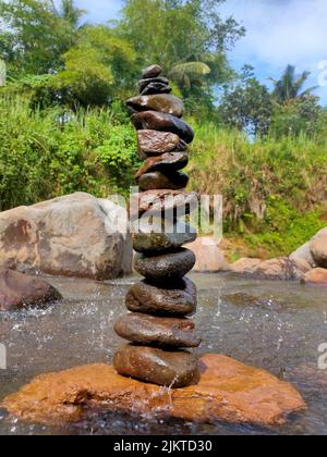 Ich arrangierte diesen Stein im Fluss, im Dorf meiner Großmutter, Bogor, Indonesien Stockfoto