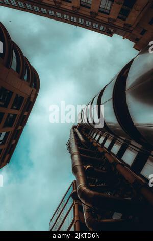 Eine vertikale Aufnahme von modernen Wolkenkratzern aus tiefem Winkel Stockfoto