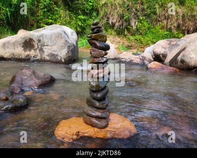 Ich arrangierte diesen Stein im Fluss, im Dorf meiner Großmutter, Bogor, Indonesien Stockfoto