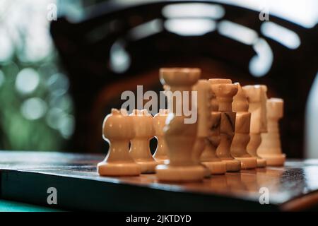 Eine Ansicht von Schachfiguren auf dem Schachbrett in unscharfem Hintergrund Stockfoto