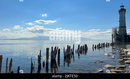 Der neue Leuchtturm im Lindauer Hafen am Bodensee, Bayern, Deutschland an einem sonnigen Tag Stockfoto