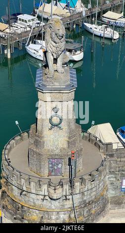 Eine vertikale Aufnahme der berühmten bayerischen Löwenstatue im Lindauer Hafen am Bodensee, Deutschland Stockfoto