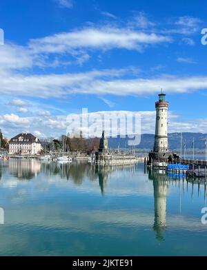 Eine vertikale Aufnahme des Neuen Leuchtturms im Lindauer Hafen am Bodensee an einem sonnigen Tag Stockfoto