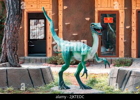 12. Juni 2022, Antalya, Türkei: Gruseliger räuberischer Dinosaurier in einem Vergnügungspark Stockfoto