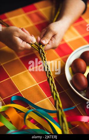 Die Osterbräuche und -Gewohnheiten in farbenfroher Weise Stockfoto