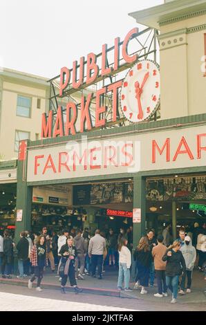 Eine wunderschöne Aufnahme einer Menschenmenge auf dem Pike Place Market am Sonntagmittag in Seattle, USA Stockfoto