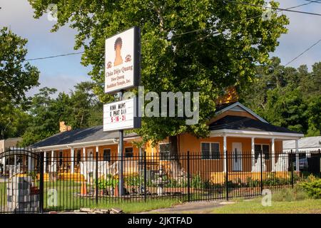 Augusta, GA USA - 05 21 21: Ein buddhistischer Tempel und Zeichen mit der Natur Stockfoto