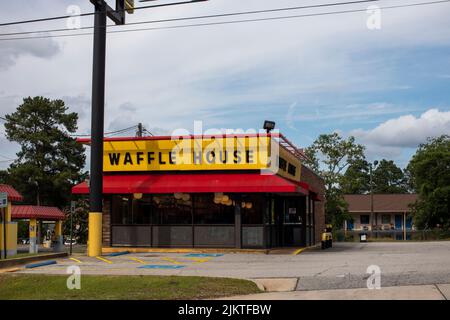 Augusta, GA USA - 05 21 21: Vorderansicht Waffle House Restaurant außen Stockfoto