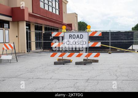 Augusta, GA USA - 05 21 21: Straße geschlossen Schild auf einer Baustelle Stockfoto