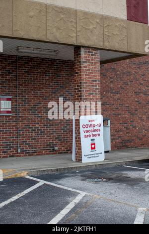 Augusta, GA USA - 05 21 21: Covid-Impfstoff-Sandwich-Schild auf einem Bürgersteig Stockfoto