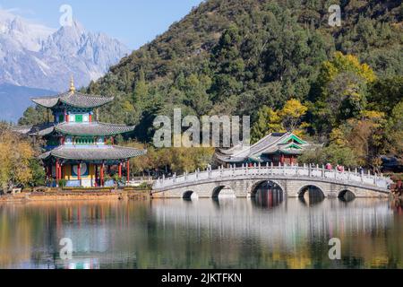 Eine Luftaufnahme des Black Dragon Pool Parks mit Brücke und dem Mond umarmenden Pavillon Stockfoto