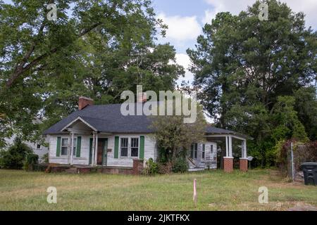 Appling, GA USA 08 20 21: Altes verlassenes Haus und Bäume im Hintergrund Stockfoto