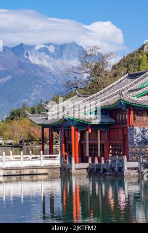 Eine vertikale Aufnahme des Parks am Pool des Schwarzen Drachen mit dem mondumarmenden Pavilloneingang Stockfoto